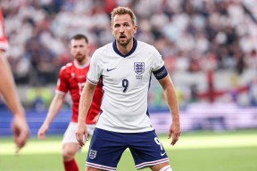 凯恩在塞尔维亚队比赛中出色发挥，险胜引发热议！比赛高潮迭起的简单介绍